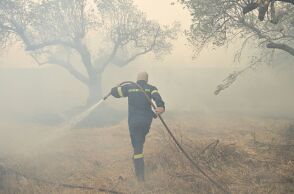 Το Meteo προβλέπει ισχυρούς ανέμους στην περιοχή της Κερατέας, καθιστώντας τις συνθήκες δύσκολες για την κατάσβεση της φωτιάς - Προσωρινή ύφεση τη νύχτα.