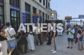 Πειραιάς: Χάος, ουρές, παράπονα μετά το απαγορευτικό απόπλου 