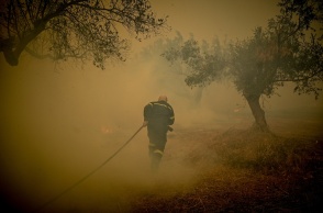 Πυροσβέστης επιχειρεί μέσα σε πυκνούς καπνούς