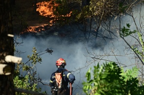 Πυροσβέστες στη μάχη της κατάσβεσης φωτιάς