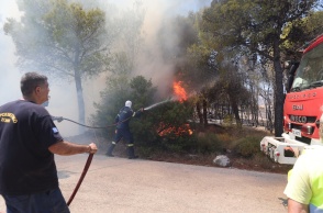 Πυροσβέστες κατά την επιχείρηση κατάσβεσης φωτιάς