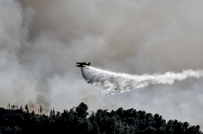 Αεροσκάφος πυρόσβεσης επιχειρεί για την κατάσβεση φωτιάς
