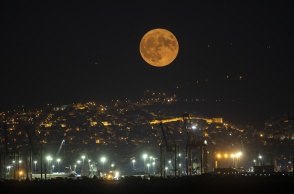 Πανσέληνος Αυγούστου πάνω από τη Θεσσαλονίκη
