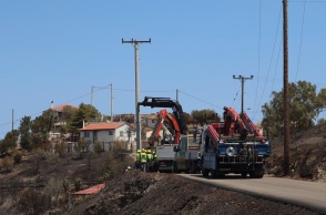 Έργα σε κολώνες ηλεκτροδότησης μετά τη φωτιά στην Κερατέα