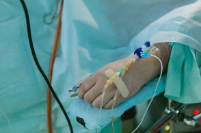 Ορός σε χέρι ασθενούς στο νοσοκομείο