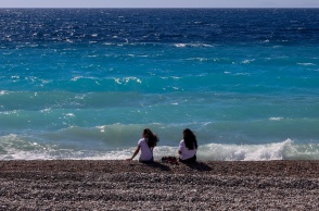 Γυναίκες που μένουν στην ακροθαλασσιά παρά τη θαλασσοταραχή
