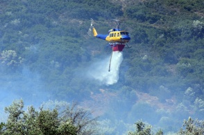 Ελικόπτερο επιχειρεί για την κατάσβεση φωτιάς
