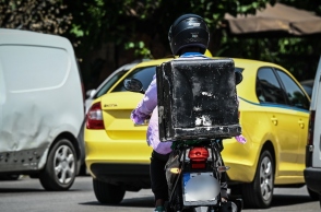 40 βαθμοί, λιώνει το φαΐ: Eξομολογήσεις ντελιβεράδων 