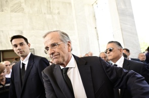 Ο Αντώνης Σαμαράς έφτασε στο Α' Νεκροταφείο έχοντας στο πλευρό του τον γιο του, Κώστα
