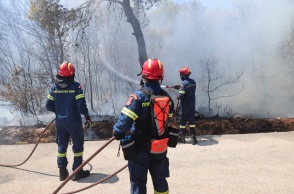 Πυροσβέστες επιχειρούν για την κατάσβεση φωτιάς