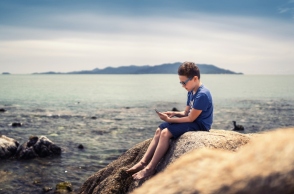 Οι γονείς που δεν αντέχουν τα παιδιά τους και η ηλεκτρονική πιπίλα