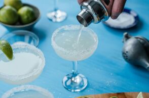 5 εύκολες συνταγές για καλοκαιρινά κοκτέιλ στο μπαλκόνι
