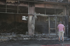 Κορωπί: Aυτοκίνητο καρφώθηκε στο κατάστημα και τυλίχτηκαν και τα δύο στις φλόγες