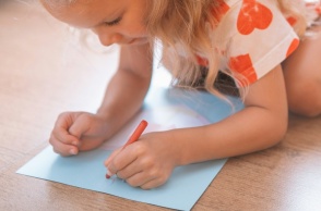 Κοριτσάκι ζωγραφίζει με το αριστέρο του χέρι
