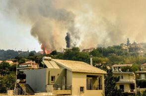 Ανεξέλεγκτο το μέτωπο της φωτιάς στην Πάτρα - Νέο 112 για εκκένωση τεσσάρων περιοχών