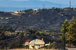 Διάσπαρτες εστίες σε Πάτρα και Χίο - Σε ύφεση οι φωτιές σε Ζάκυνθο και Πρέβεζα