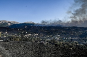 Φωτιές: Μάχη με διάσπαρτες εστίες στην Αχαΐα - Εξακολουθεί να είναι δύσκολη η εικόνα στη Χίο
