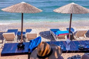 Ξαπλώστρες και ομπρέλες σε παραλία