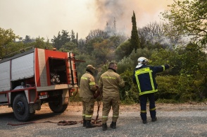 Πυροσβέστες σε σημείο όπου μαίνεται φωτιά στην Αχαΐα