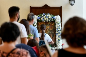 Πιστοί προσκυνούν την εικόνα της Παναγίας