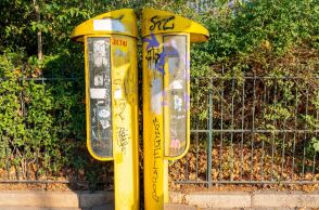 Απομάκρυνση των εγκαταλελειμμένων καρτοτηλεφώνων από τα πεζοδρόμια της Αθήνας	