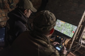 Στρατιωτικοί οδηγούν drone σε περιοχή του Ντονέτσκ