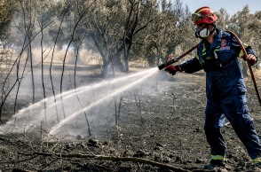 Πυροσβέστης ενεργεί για την κατάσβεση φωτιάς