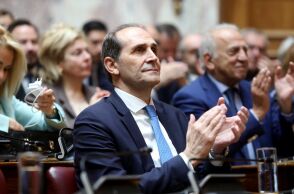 Στην Αλεξάνδρεια Ημαθίας τελείται η κηδεία του Απόστολου Βεσυρόπουλου - Συγκίνηση στην οικογένεια και τον πολιτικό κόσμο για την απώλειά του.