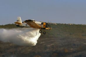 Φωτιά σε δασική έκταση στα Δερβενοχώρια Βοιωτίας - Επιχειρούν 90 πυροσβέστες, 25 οχήματα, 4 αεροσκάφη και 3 ελικόπτερα.