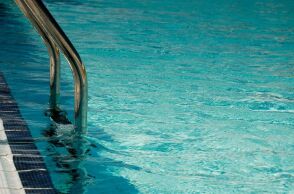 Παξοί: Ποινική δίωξη ασκήθηκε στους γονείς και τον παππού της 4χρονης που πνίγηκε σε πισίνα βίλας - Το παιδί χάθηκε από την προσοχή τους και εντοπίστηκε νεκρό