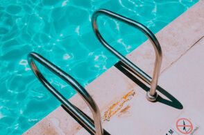 Ένας νεαρός Βραζιλιάνος εντοπίστηκε νεκρός σε πισίνα ξενοδοχείου στη Μύκονο, ενώ ο φίλος του νοσηλεύεται - Οι αρχές ερευνούν τα αίτια του θανάτου.