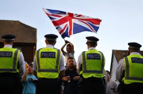 Διαδηλωτές συγκρούστηκαν με τις αστυνομικές δυνάμεις κατά τη διάρκεια κινητοποιήσεων σε όλη τη Βρετανία ενάντια σε ξενοδοχεία που στεγάζουν αιτούντες άσυλο