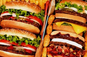 Τελικά φταίνε τα burgers και η πίτσα για την ακμή σου;