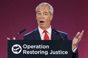 Βρετανία: Το σχέδιο Φάρατζ για μαζικές απελάσεις αιτούντων άσυλο χαρακτηρίζεται επικίνδυνο από νομικούς και πολιτικούς - Αφορά και γυναίκες και παιδιά