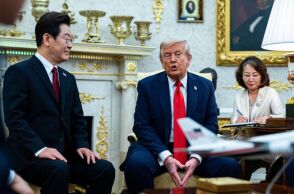 Ο Ντόναλντ Τραμπ φάνηκε με εμφανή μώλωπα στο χέρι στο Οβάλ Γραφείο, προκαλώντας εικασίες για την υγεία του, παρότι ο γιατρός του μιλά για ασπιρίνη.