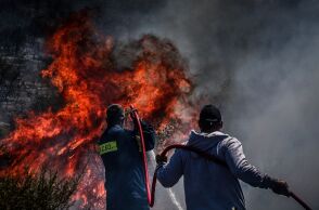 Φωτιά στην Αμαλιάδα: Ξέσπασε σε δύο εστίες στην περιοχή Καλύβια - Ισχυρές επίγειες και εναέριες δυνάμεις επιχειρούν για την κατάσβεσή της.