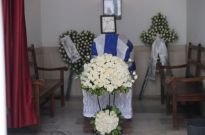 Συγκίνηση στην κηδεία του Δημήτρη Κωνσταντάρα: Τυλιγμένο με την ελληνική σημαία το φέρετρό του