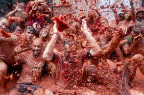 Ντοματοπόλεμος στην Ισπανία: Εντυπωσιακές εικόνες από το φεστιβάλ που βάφει κόκκινους τους δρόμους κάθε Αύγουστο