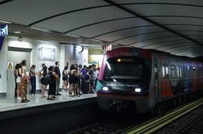 Συρμός του μετρό σε αποβάθρα όπου αναμένει κόσμος