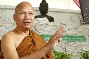 Ταϊλάνδη: Ο Βουδιστής μοναχός Λουάνγκ Πορ Αλονγκότ, γνωστός για το ορφανοτροφείο που ίδρυσε για ασθενείς με HIV/Aids, κατηγορείται για υπεξαίρεση δωρεών 