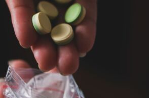 Συνελήφθησαν δύο άνδρες στη Μύκονο με κοκαΐνη, MDMA και XTC - Είχαν δίκτυο διακίνησης ναρκωτικών σε πάρτι - Έρευνες για προμηθευτές.