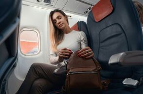 Ταξιδιώτισσα πυροδοτεί τεράστια συζήτηση στα social media για την αεροπορική εθιμοτυπία, όταν επιβάτης στη μεσαία θέση την αποκάλεσε «αγενή»