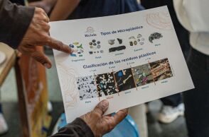 Νέα έρευνα αποκαλύπτει ότι ο αέρας των εσωτερικών χώρων περιέχει σημαντικές ποσότητες μικροπλαστικών, που μπορούν να διεισδύσουν βαθιά στους πνεύμονες