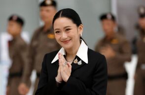 Η πρωθυπουργός της Ταϊλάνδης καθαιρέθηκε από το αξίωμά της μετά από απόφαση ότι παραβίασε τις συνταγματικές αρχές περί ηθικής σε τηλεφωνική της συνομιλία