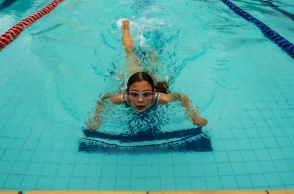 Κορίτσι κολυμπά σε πισίνα