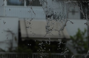 Βροχή πέφτει από τα κεραμίδια