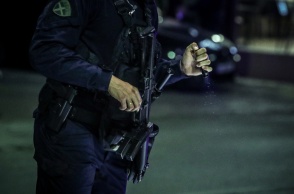 Αστυνομικός με όπλο και φακό κατά τη διάρκεια επιχείρησης στην Κρήτη