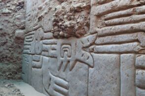 Αρχαιολόγοι στο Περού ανακάλυψαν τρισδιάστατο τοιχογραφικό ανάγλυφο 4.000 ετών, που φωτίζει τις πρώτες κοινωνικές ιεραρχίες και θρησκευτικές πρακτικές.