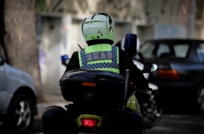 Διασώστης του ΕΚΑΒ σε μηχανή