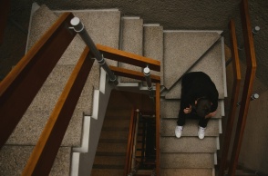 Άτομο καθισμένο στις σκάλες